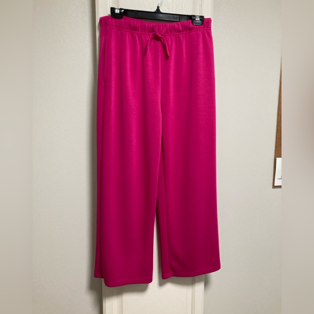 Women's Beautiful Air Essentials Two-Piece Set. Size Medium. - Picture 5 of 13